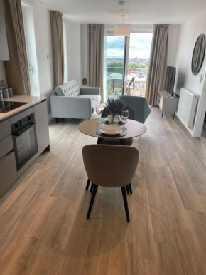 Free parking 1 bed luxury apartment, king size bed